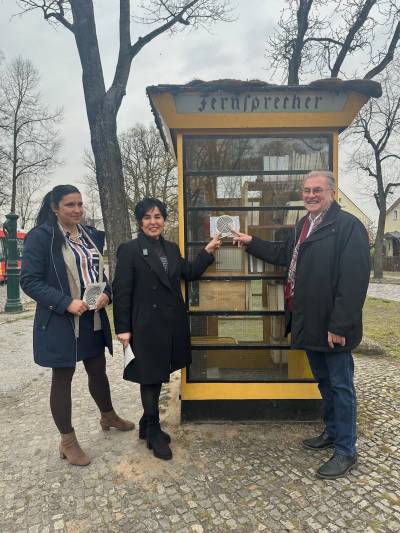 B�cherboxx L�bars in Kombination mit der Quasselbank: v.l.n.r. Einsamkeitsbeauftragte Katharina Schulz, Bezirksb�rgermeisterin Emine Demirb�ken-Wegner, Bernd Roske von B�cherboxx