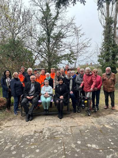Quasselbank Wasidmannsluster Damm:  Auf der Bank: Pfarrer Christoph Anders (links), Bezirksb�rgermeisterin Emine Demirb�ken-Wegner (rechts).  Hinten: Initiative Waidmannslust, Auszubildende und Ausbildungsleitung des Stra�en- und Gr�nfl�chenamtes