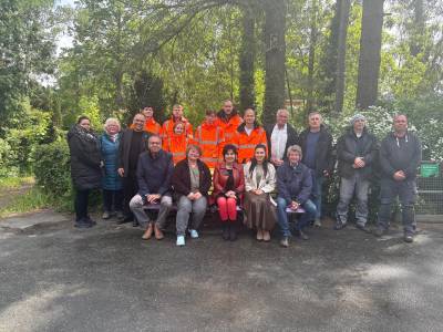 M�rkisches Viertel: Mittefeldbecken: Bezirksb�rgermeisterin Emine Demirb�ken-Wegner gemeinsam mit Auszubildenden des Stra�en- und Gr�nfl�chenamtes, deren Leiter Sascha Braun und Einsamkeitsbeauftragte Katharina Schulz.
