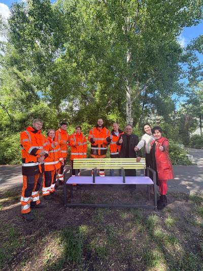 Tegel: Ev. Martin-Luther-Kirchhof: Bezirksb�rgermeisterin Emine Demirb�ken-Wegner gemeinsam mit Superintendent Thomas Harms, Auszubildende des Stra�en- und Gr�nfl�chenamtes, deren Leiter Sascha Braun, Einsamkeitsbeauftragte Katharina Schulz und dem Gemeindekirchenrat Tegel-Borsigwalde