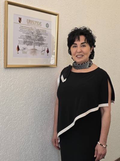 Bezirksb�rgermeisterin Demirb�ken-Wegner mit der Gr�ndungsurkunde im Rathaus Reinickendorf