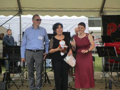 Reinickendorfer Inklusionstag 2026: Regina Vollbrecht, Beauftragte f�r Menschen mit Behinderungen, dankt Bezirksb�rgermeisterin Emine Demirb�ken-Wegner f�r die gute Zusammenarbeit mit einem kleinen Fuchs