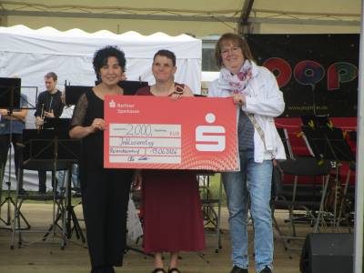 Reinickendorfer Inklusionstag 2026:  Scheck�bergabe durch Babette Franck, Berliner Sparkasse an Regina Vollbrecht, der Beauftragten f�r Menschen mit Behinderungen, und Bezirksb�rgermeisterin Emine Demirb�ken-Wegner