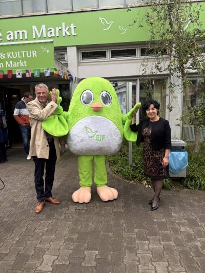 Reinickendorfs Bezirksb�rgermeisterin Emine Demirb�ken-Wegner und Vorstand Dr. Andreas Eckhoff gemeinsam mit dem Maskottchen des EJF