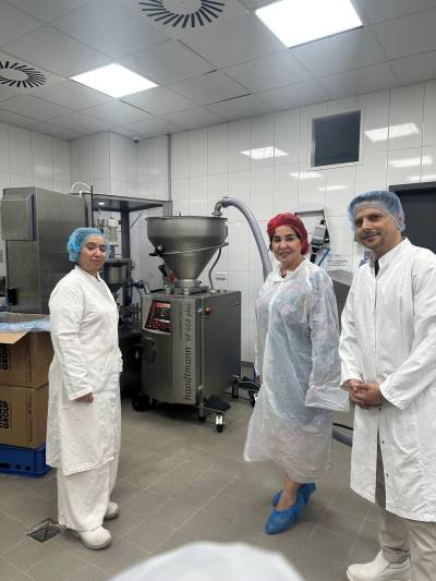 Einblicke in die Produktionsabl�ufe durch Qualit�tsmanagerin Emel Kumru, die die einzelnen Herstellungs- und Kontrollprozesse vorstellte