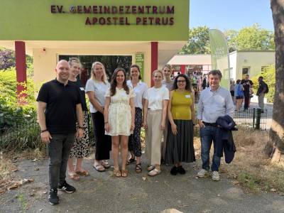 Gruppenbild mit Bezirksstadtrat Alexander Ewers (links), Cindy Franke (vierte v. links) mit Mitgliedern der Steuerungsrunde der Kinderarmutspr�vention Reinickendorf, Bezirksstadtrat Uwe Brockhausen (rechts)