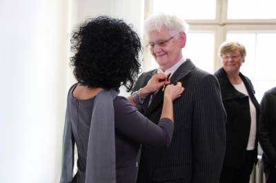 Staatssekretrin Emine Demirbken-Wegner beim Anstecken des \