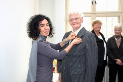 Staatssekretrin Emine Demirbken-Wegner beim Anstecken des \