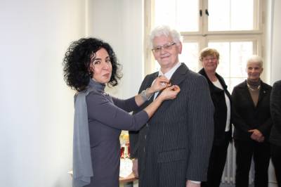 Staatssekretrin Emine Demirbken-Wegner beim Anstecken des \