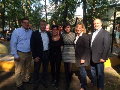 v.l.: Stephan Schmidt (Fraktionsvorsitzender der CDU Reinickendorf), frank Balzer (Bezirksbrgermeister von Reinickendorf), Emine Demirbken-Wegner (Staatssekretrin fr Gesundheit), Lisa Bubert (OV Mitglied Reinickendorf West), Katrin Schulze-Bernd (Bezirksstadtrtin fr Schule, Bildung und Kultur), Jrn-Jakob Schulze-Bernd (Mitglied im Abgeordnetenhaus)