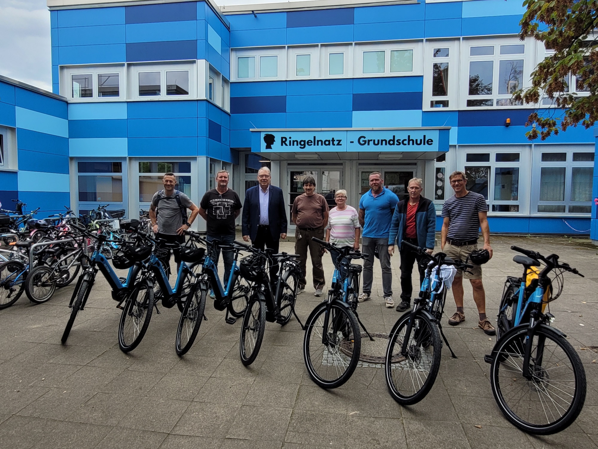 Schulstadtrat Harald Muschner (CDU) bei der Übergabe der E-Bikes an einige der Schulhausmeisterinnen und Schulhausmeister. Copyright BA Reinickendorf