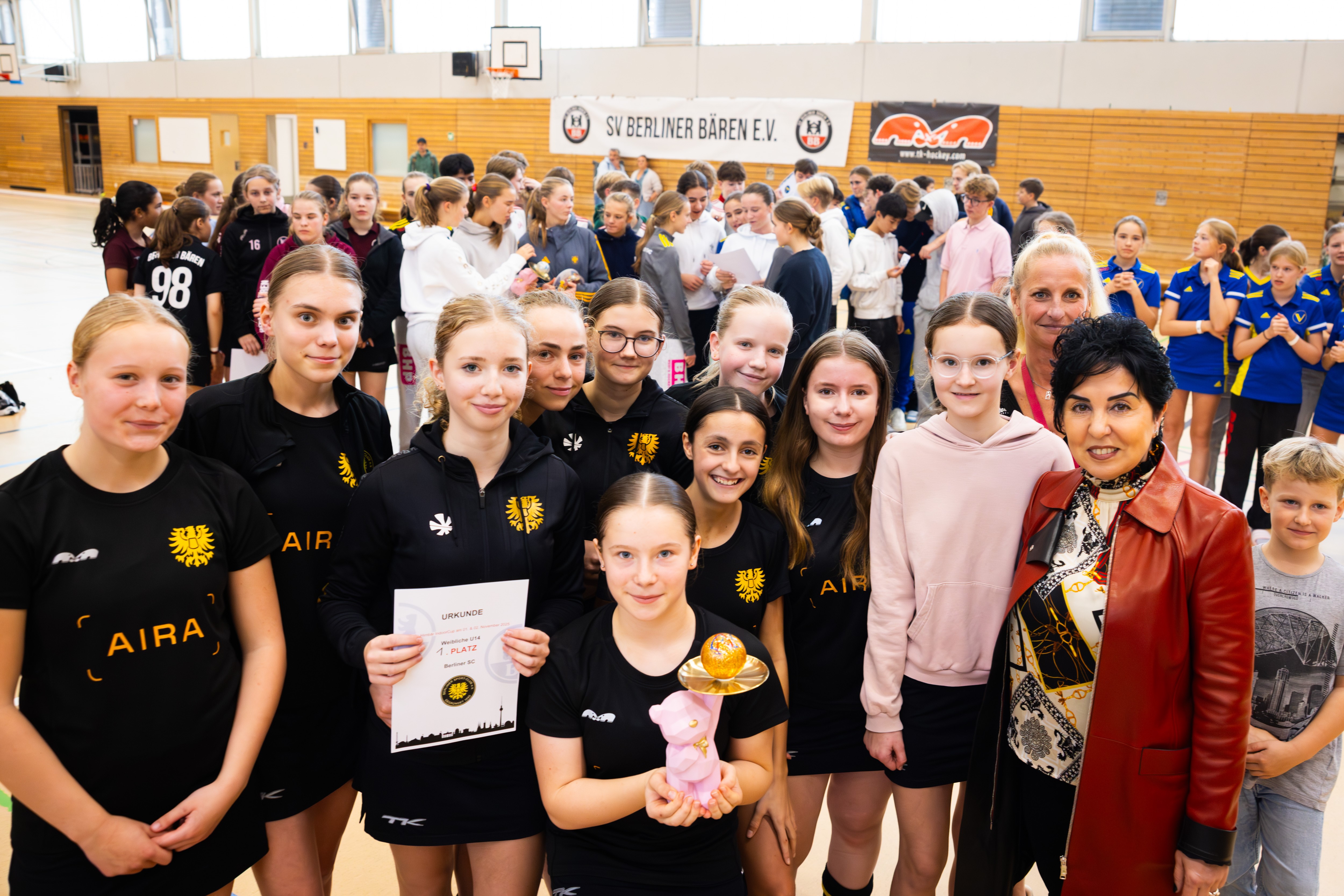 Mdchen des Berliner Sport-Club (BSC) freuen sich ber den Turniersieg, die Brgermeisterin gratuliert