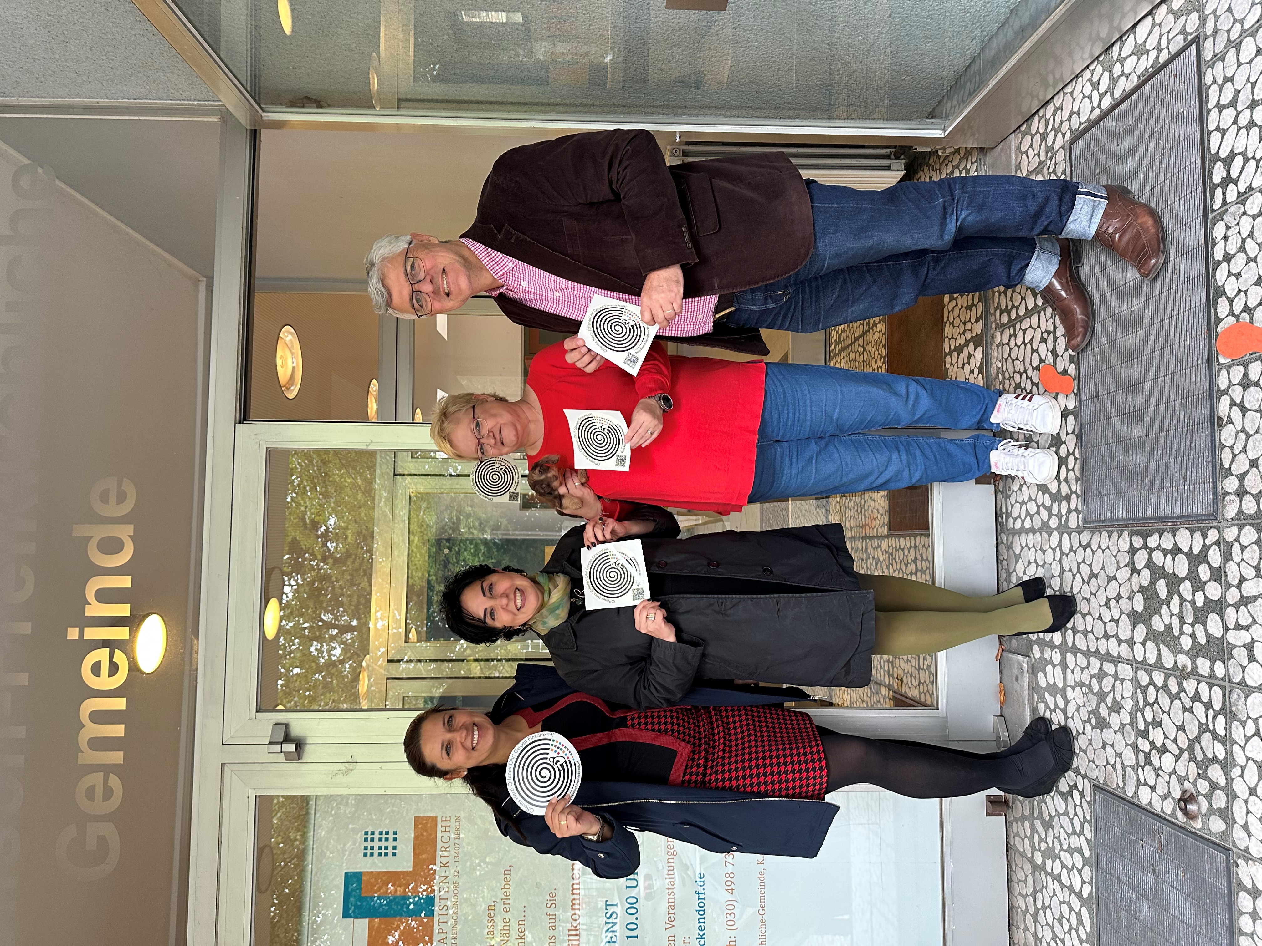 (v.l.n.r.) Einsamkeitsbeauftragte Katharina Schulz, Bezirksbrgermeisterin Emine Demirbken-Wegner, Leiterin vom Stammtisch gegen Einsamkeit Rosemarie Teichelmann und Pastor Georg Schierling beim Anbringen des Stickers gegen Einsamkeit;
Bezirksamt Reinic