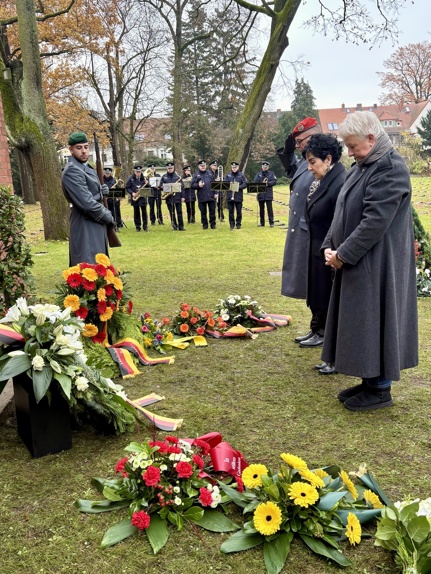 Reinickendorfer Gedenken am Volkstrauertag, BVV-Vorsteherin Kerstin Kppen, Bezirksbrgermeisterin Emine Demirbken-Wegner und Oberst Jens Romanith, stellvertretender Kommandeur und Chef des Stabes Landeskommando (von vorn).