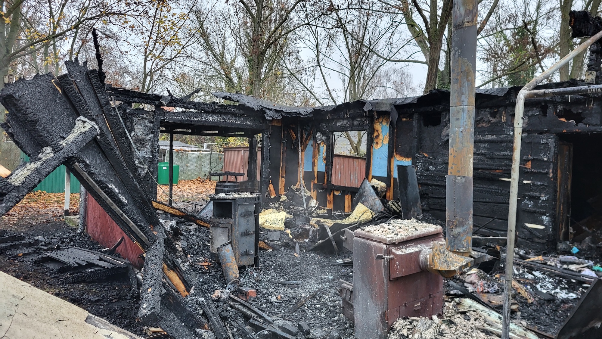 Hier lebte bis vor Kurzem noch die Gemeinschaft. Nun stehen nur noch verkohlte berreste des Vereinsheims.  M.C. Hermsdorf e.V.