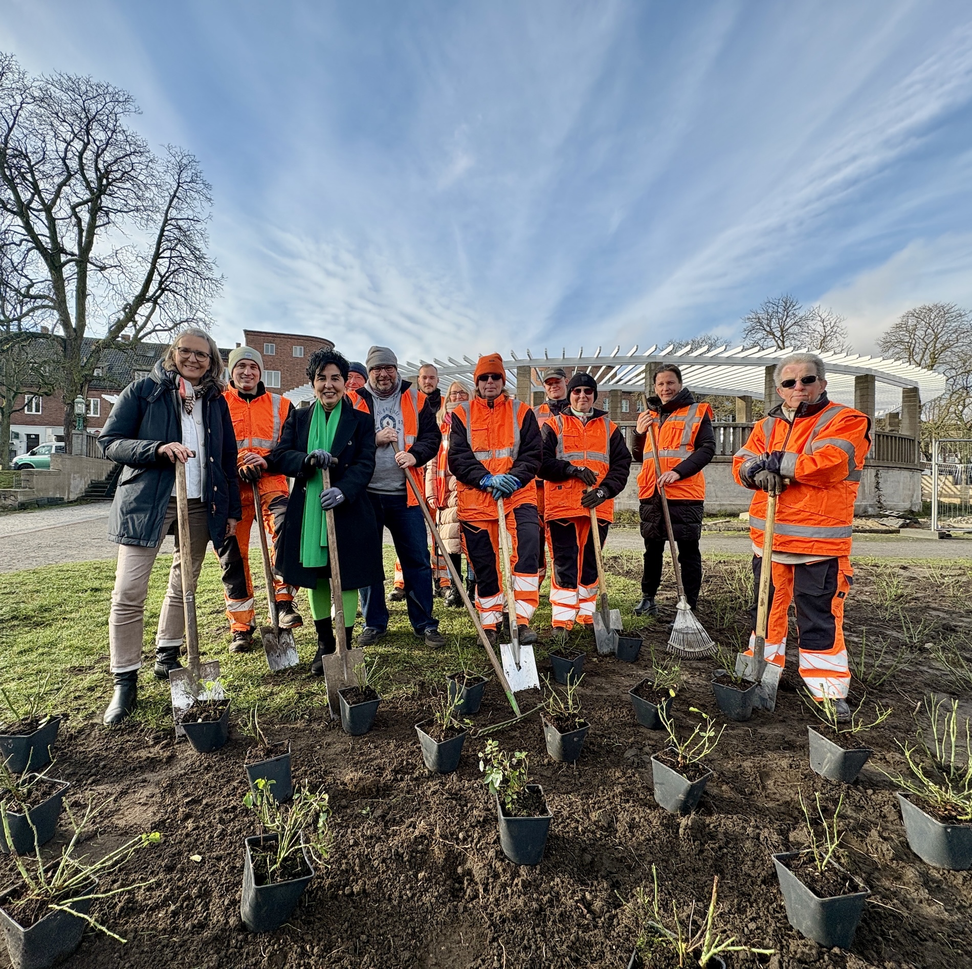 Grtnerinnen und Grtner des Straen- und Grnflchenamtes, Auszubildende des Bereiches Garten- und Landschaftsbau und Bezirksbrgermeisterin Demirbken-Wegner bei Bepflanzung unterhalb der Pergola