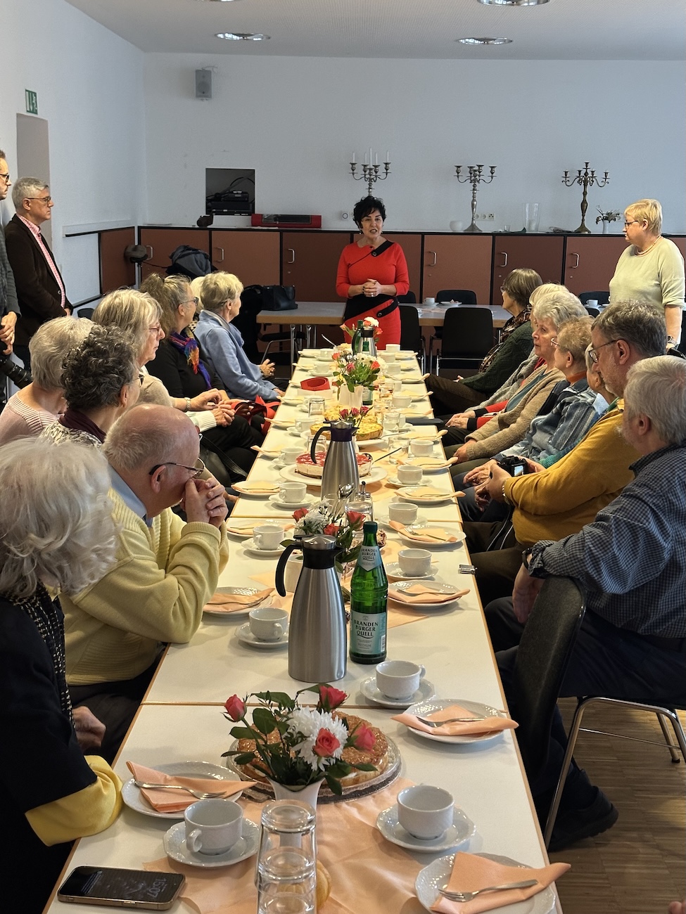 Bezirksbrgermeisterin Demirbken-Wegner erffnet den fnften Stammtisch gegen Einsamkeit in Reinickendorf