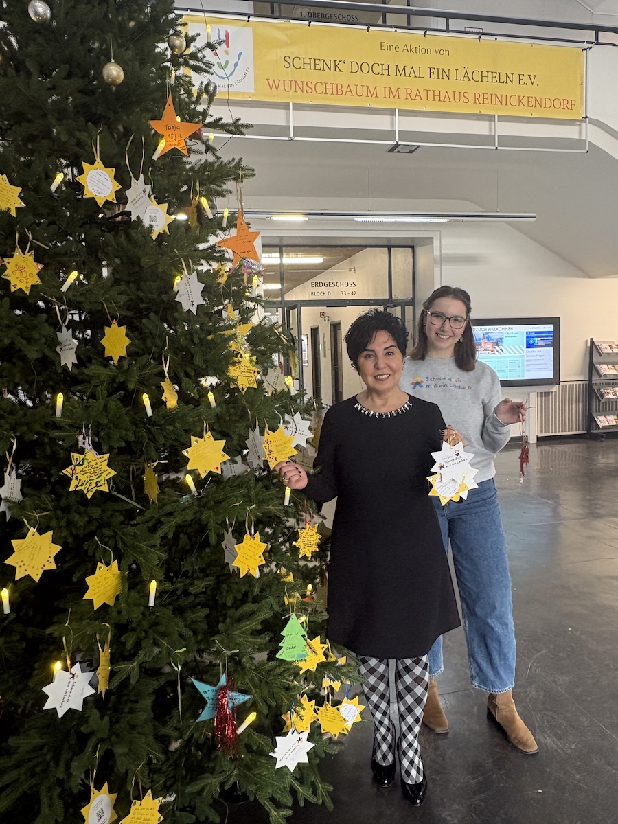Wnschen sich viele Sternensammler, die Kinderwnsche erfllen: Bezirksbrgermeisterin Emine Demirbken-Wegner und Marlene Fraas vom Verein 