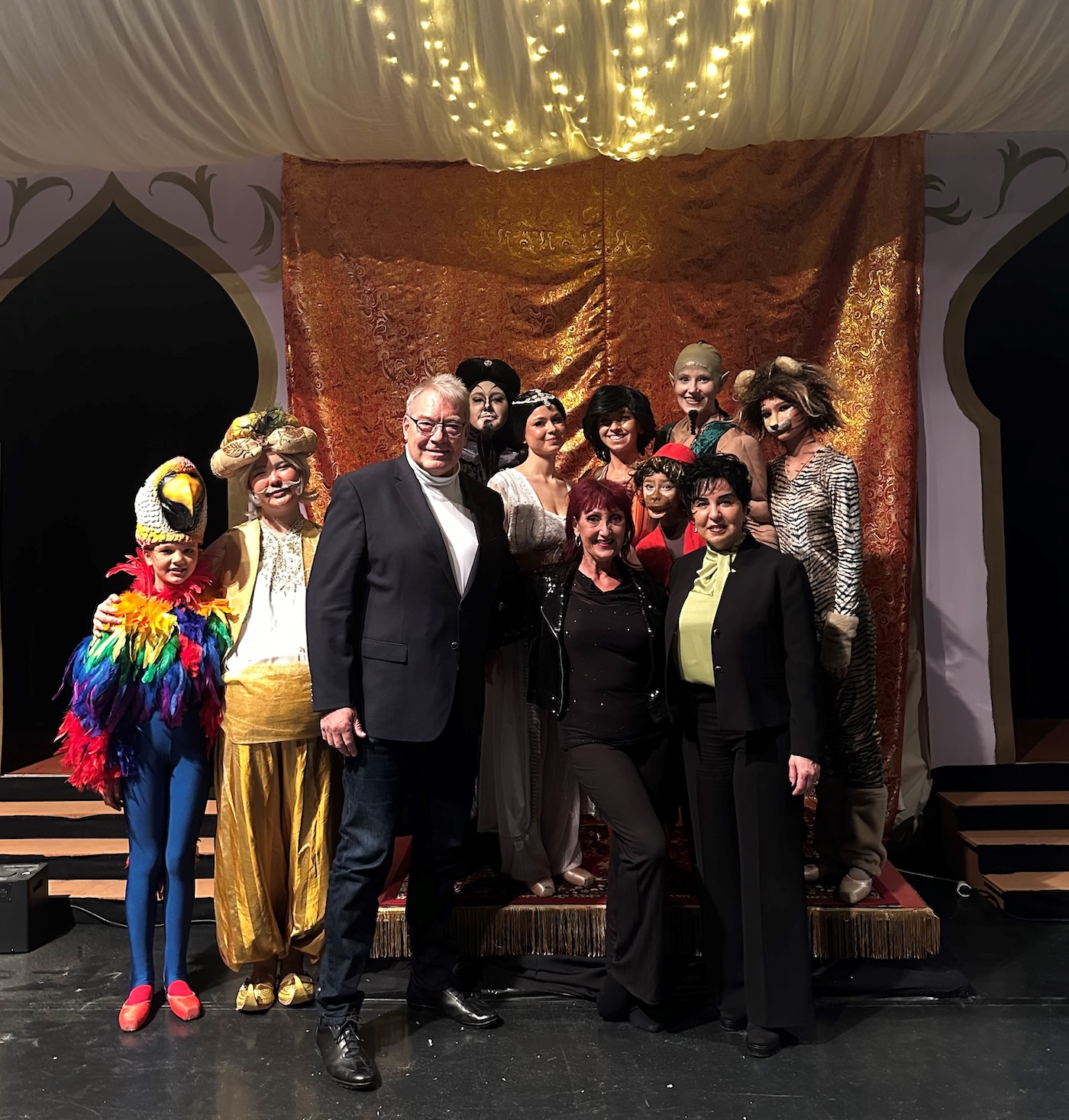 Company-Leiterin Sabine Unterhofer zwischen Brgermeisterin und Kulturstadtrat, dahinter Art of Dance-Mitglieder