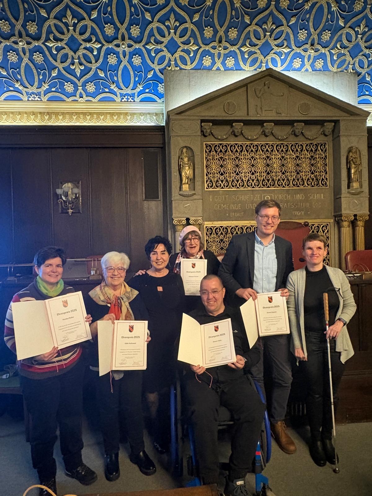 Die Ehrenpreistrger des Jahres 2025 gemeinsam mit Bezirksbrgermeisterin und der Beauftragten.