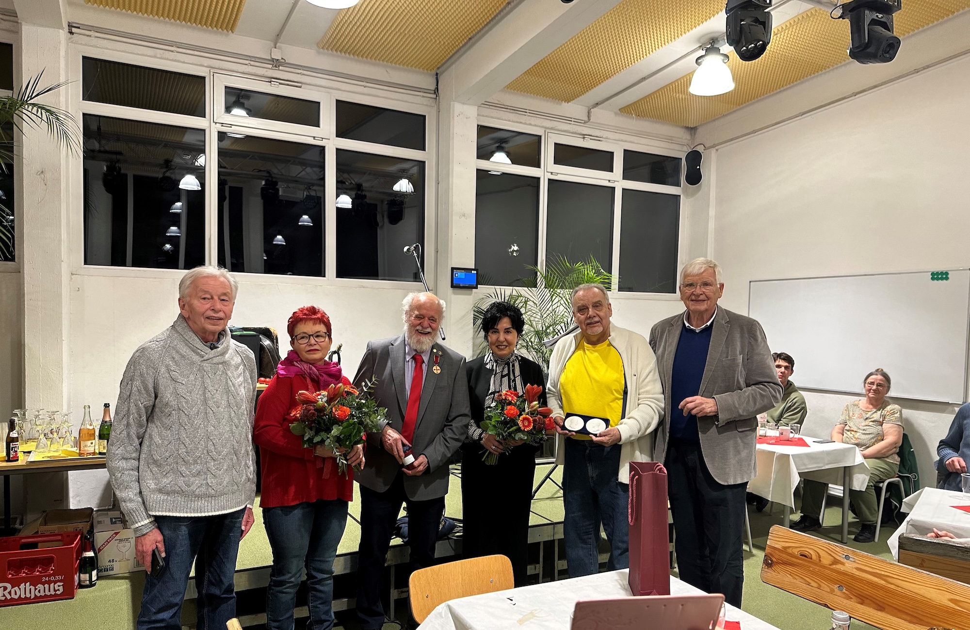 Erinnerungsfoto zum Abschied mit u.a. Detlef Dzembritzki, J�rg Petersen, Bezirksb�rgermeisterin Emine Demirb�ken-Wegner (v.r.)