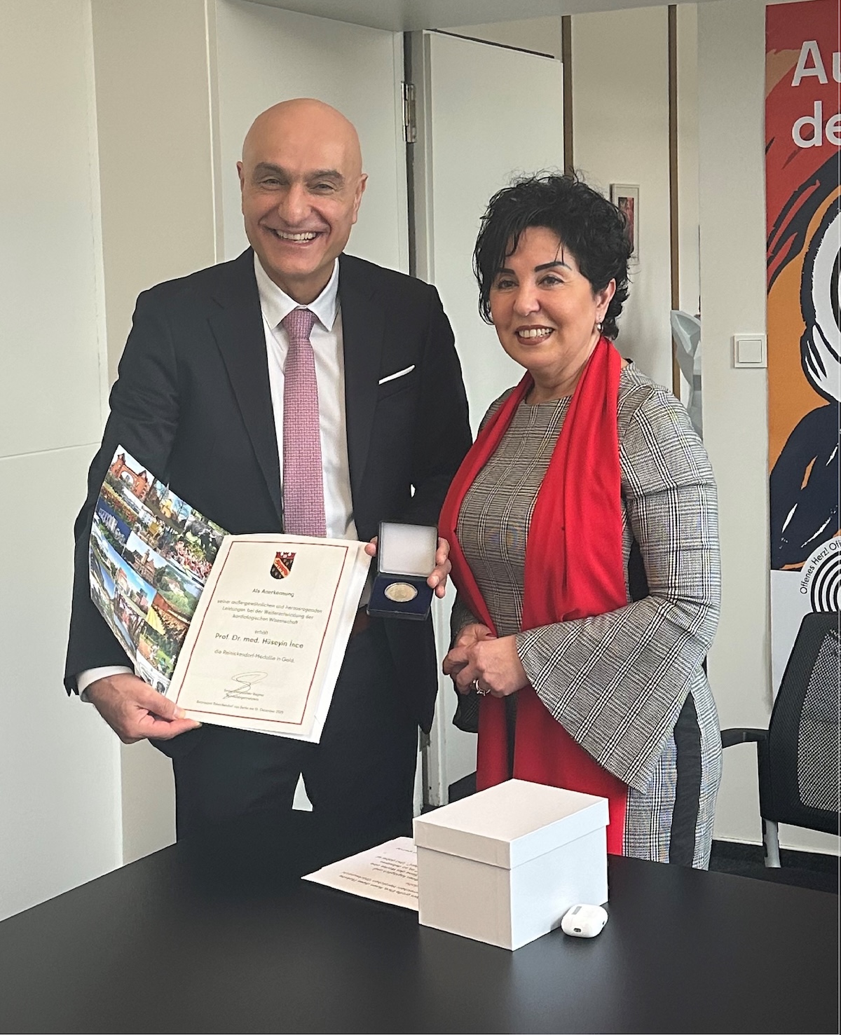 Prof. Dr. H�seyin İnce mit den von der Bezirksb�rgermeisterin �berreichten Ehrungen.