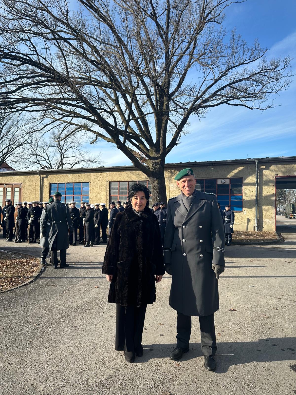 Bezirksbürgermeisterin Emine Demirbüken-Wegner mit Oberleutnant und Kommandeur Maik Teichgräber