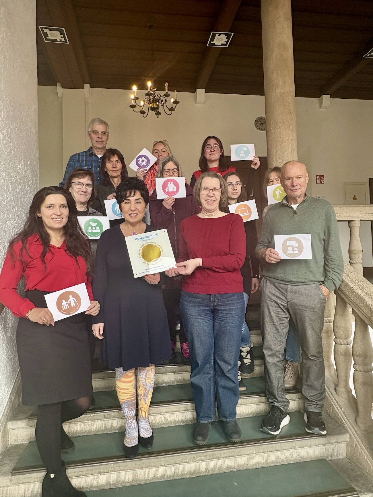 Das engagierte Team aus ehrenamtlichen und hauptamtlichen Kolleginnen und Kollegen wirbt f�r das Engagement, vorn v.l. Einsamkeitsbeauftragte Katharina Schulz, Bezirksb�rgermeisterin Emine Demirb�ken-Wegner und die neue Leiterin des Ehrenamtsb�ros, Gabrie