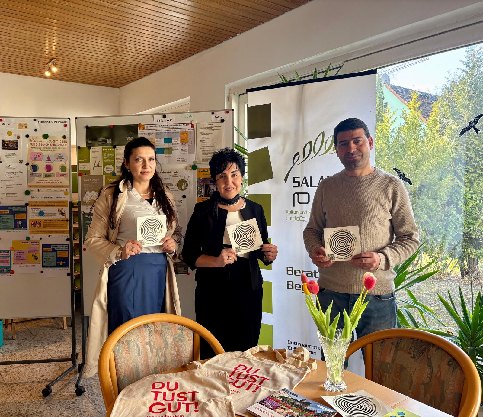 Bezirksb�rgermeisterin Emine Demirb�ken-Wegner (CDU) gemeinsam mit der Einsamkeitsbeauftragten Katharina Schulz (li) und dem BBK Linde-Team (re)