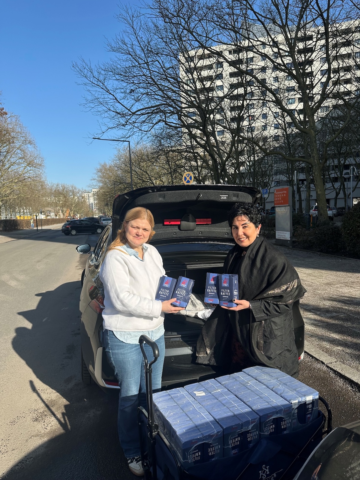 Kaffee�bergabe an �Flotte Lotte�-Gesch�ftsf�hrerin Judith Steyer (li)