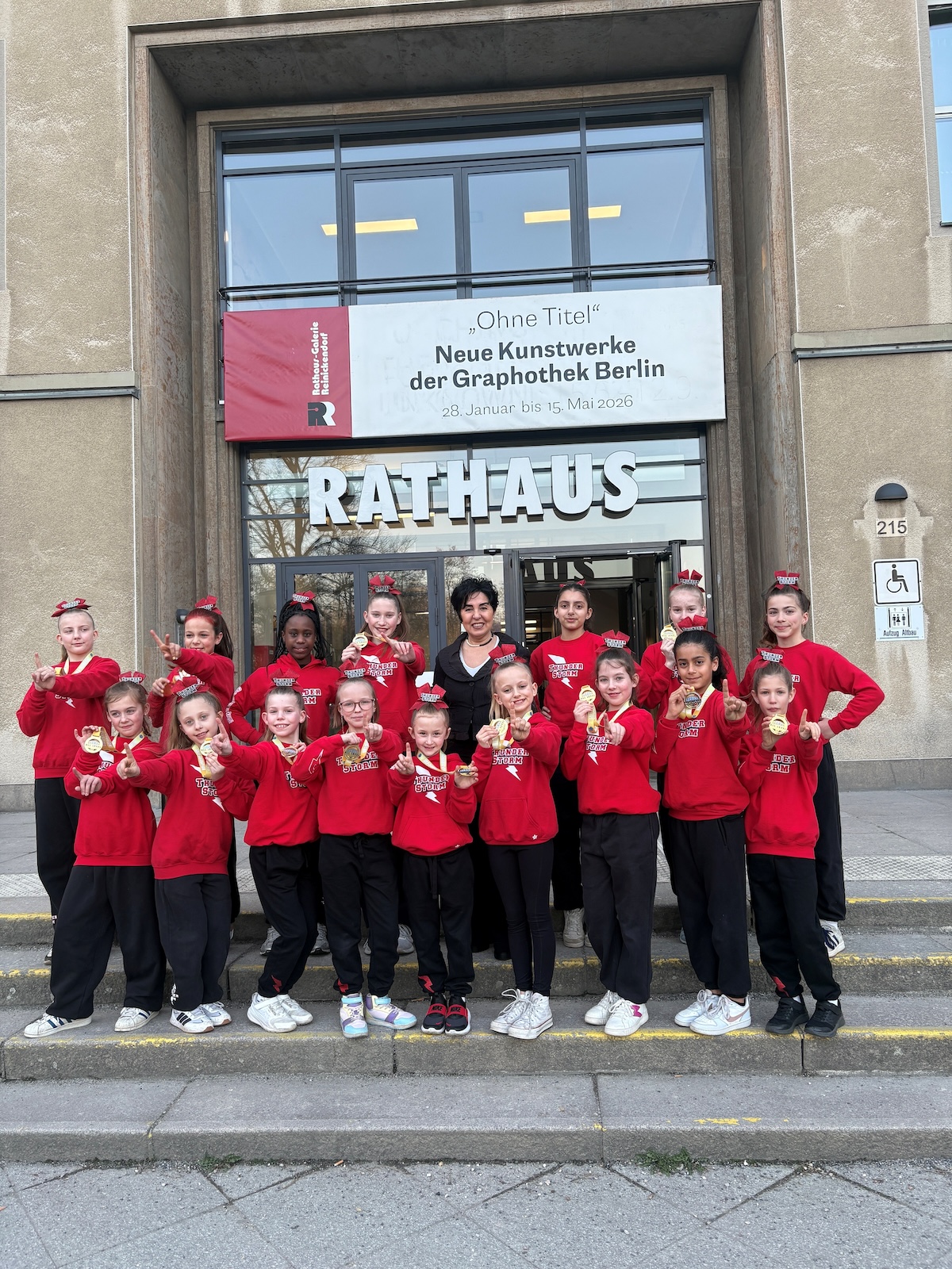 Gruppenfoto Cheerleaderinnen zu Besuch im Rathaus