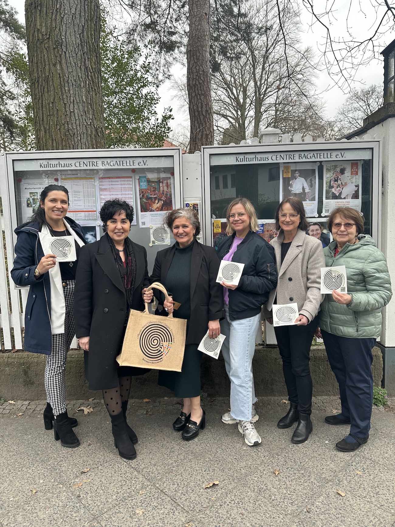 v.l.n.r Einsamkeitsbeauftragte Katharina Schulz, Bezirksb�rgermeisterin Emine Demirb�ken-Wegner, Vorsitzende Centre Bagatelle Houda Mittelstedt-Seiffert und Mitwirkende Isa Gr�tering, Dorothea Bernhardt und Doris Kienbaum