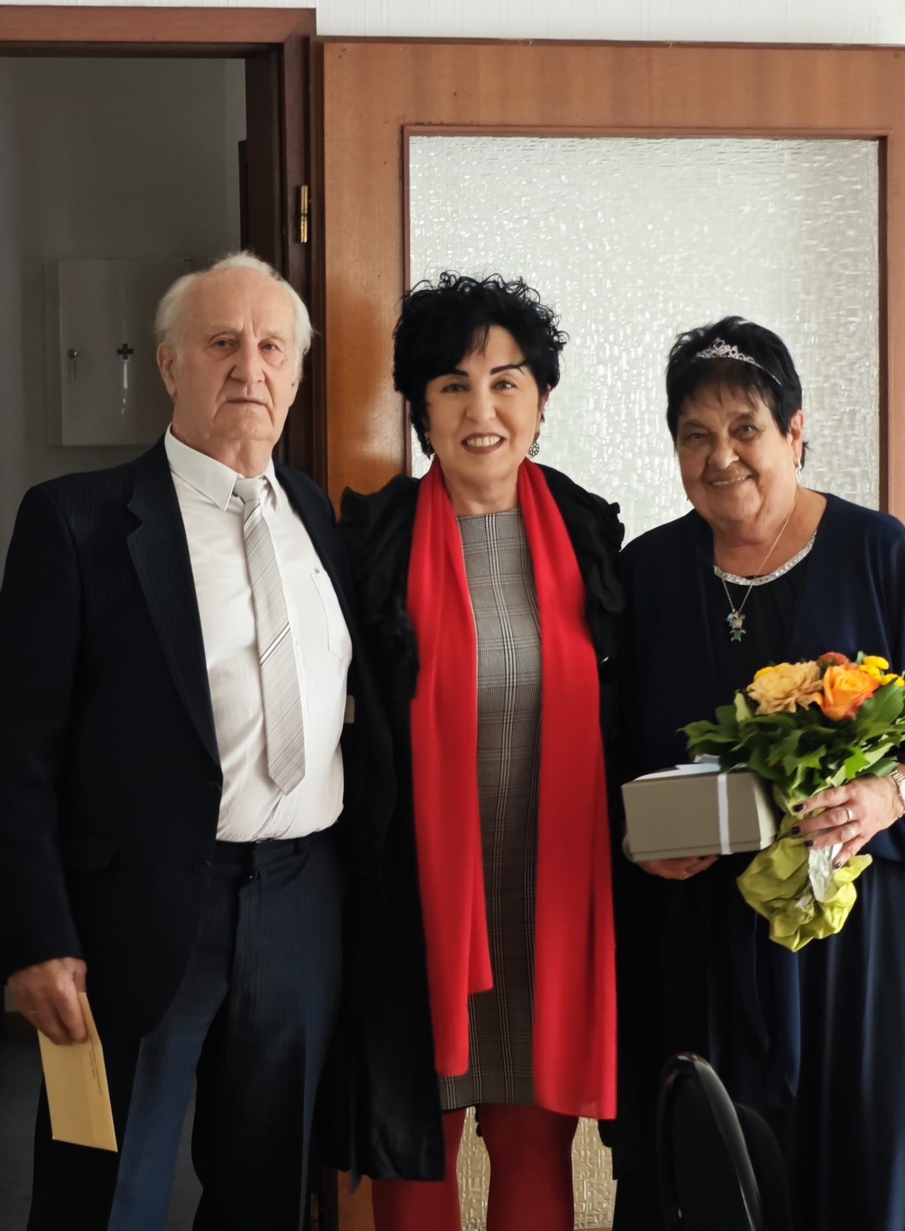 Diamantene Hochzeit: Ehepaar B�sche und mit Gratulantin Bezirksb�rgermeisterin Emine Demirb�ken-Wegner