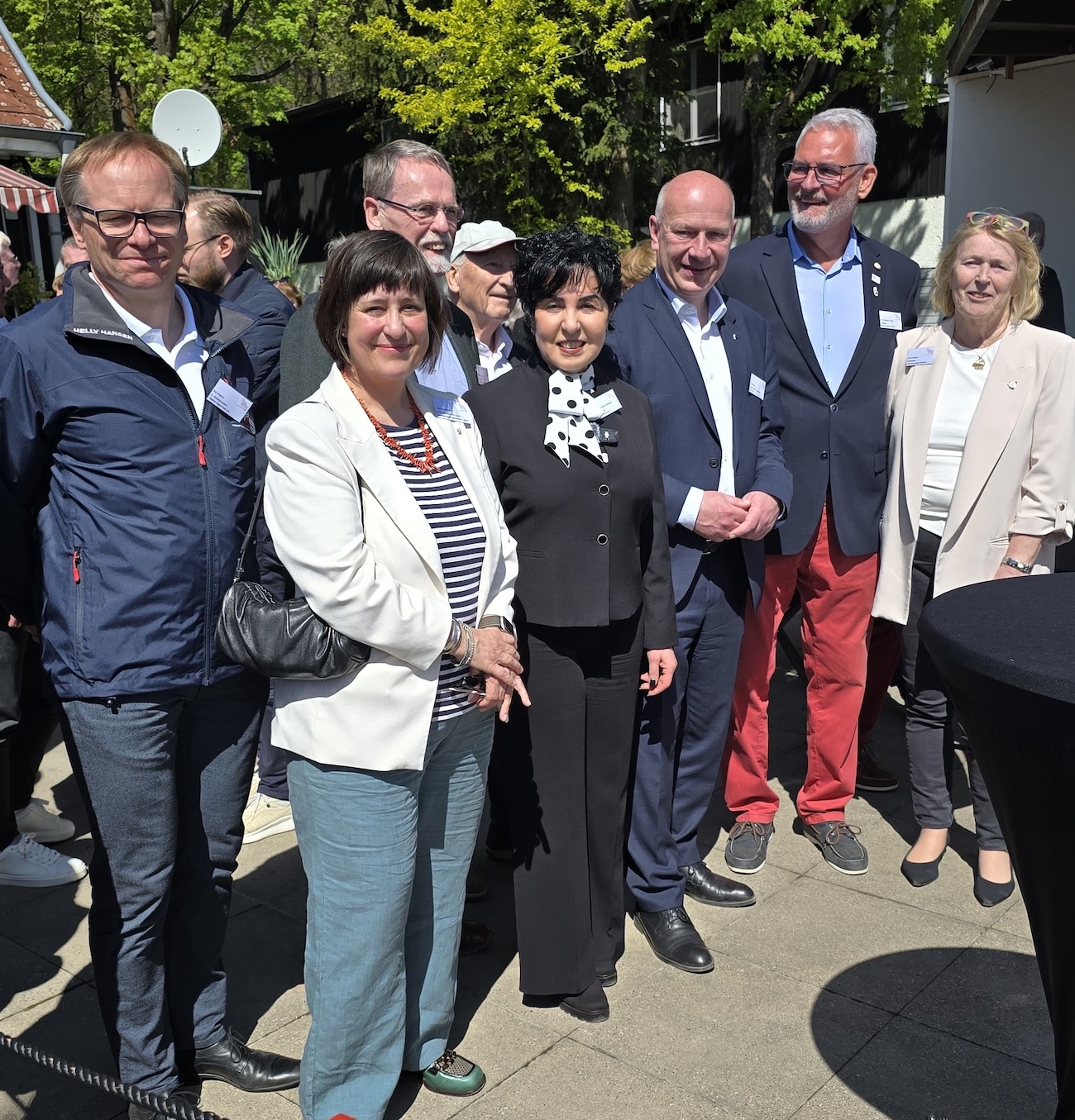 Ansegeln beim Tegeler Segel-Club gefeiert � in Anwesenheit des Regierenden B�rgermeister Kai Wegner (3. von rechts) und Reinickendorfs Bezirksb�rgermeisterin Emine Demirb�ken-Wegner (Bildmitte). 