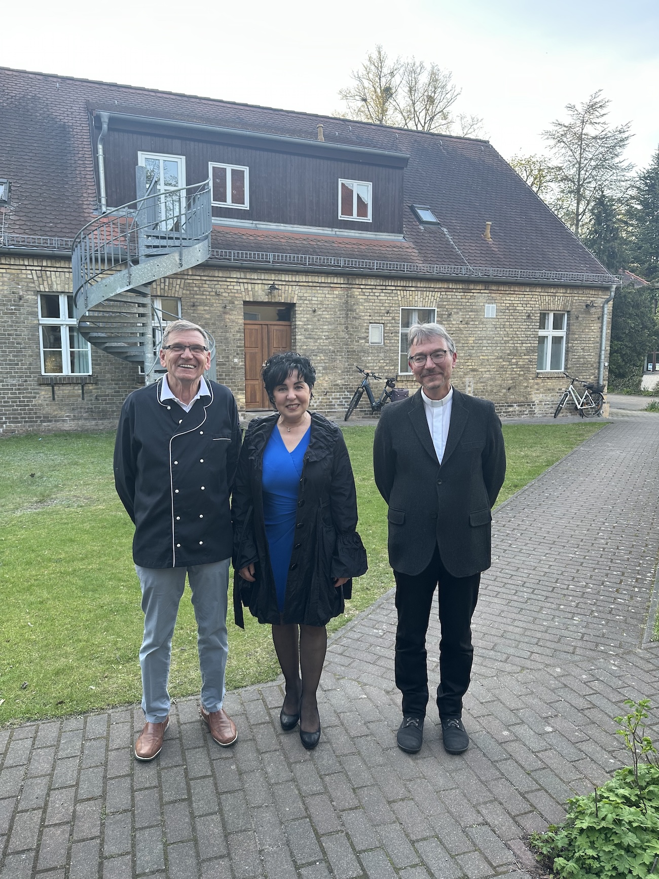 Pfarrer Michael Glatter (re.) und der ehrenamtlich engagierte Ernst Belschner mit Bezirksb�rgermeisterin Emine Demirb�ken-Wegner