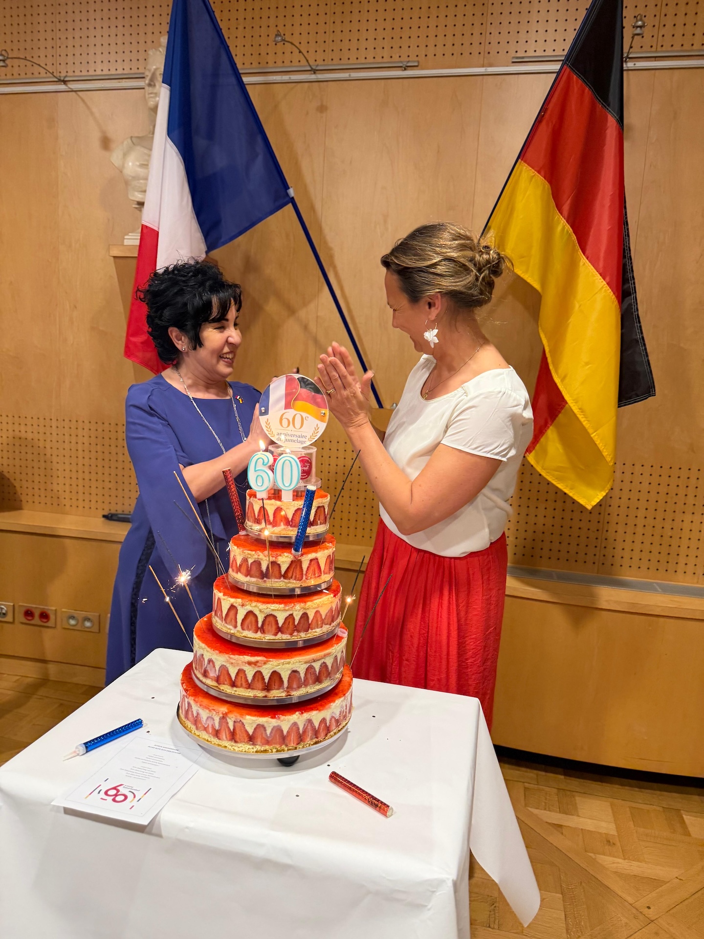 Gemeinsame Gratulation zum 60-j�hrigen Bestehen der St�dtepartnerschaft zwischen Reinickendorfs Bezirksb�rgermeisterin Emine Demirb�ken-Wegner und Antonys neuer B�rgermeisterin Aude Nod�-Langlois
