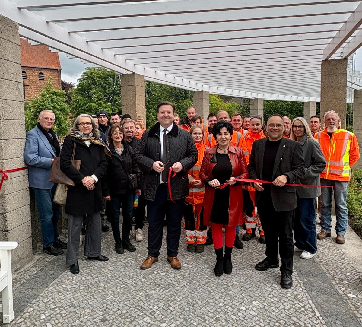 Bezirksb�rgermeisterin Emine Demirb�ken-Wegner er�ffnet den Zeltinger Platz gemeinsam mit Bezirksstadtrat Sebastian Pieper, rechts, Stra�en- und Gr�nfl�chenamtsleiter Sascha Braun mit seinem Team (links) und weiteren G�sten.