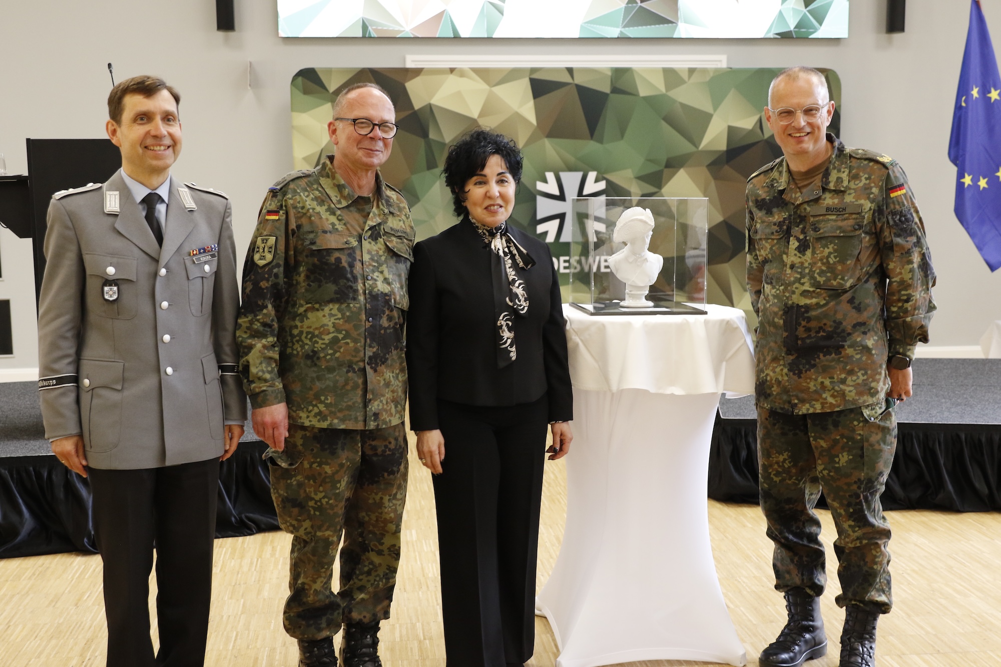 Vertraute Partner: Bezirksb�rgermeisterin Demirb�ken-Wegner mit Brigadegeneral Horst Busch, Oberst Jens Ro�manith sowie Oberstleutnant Reinhard Kiauka (Stabsmusikkorps)