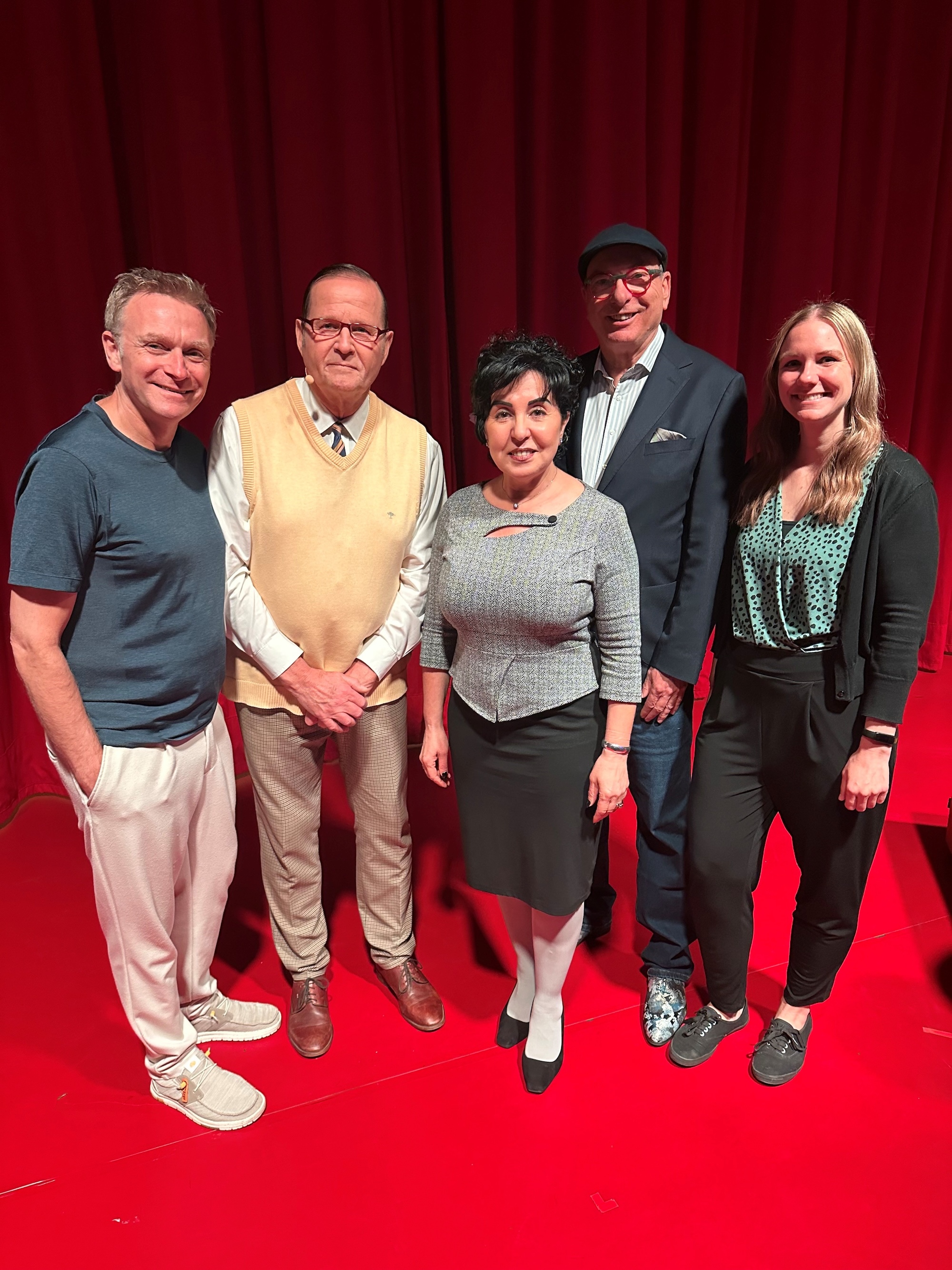 von links nach rechts: Thomas Nicolai, Helmut Hoffmann, Bezirksb�rgermeisterin Emine
Demirb�ken-Wegner, Michael Gen�hr und Nadine Zenk (Fachbereich Senioren)