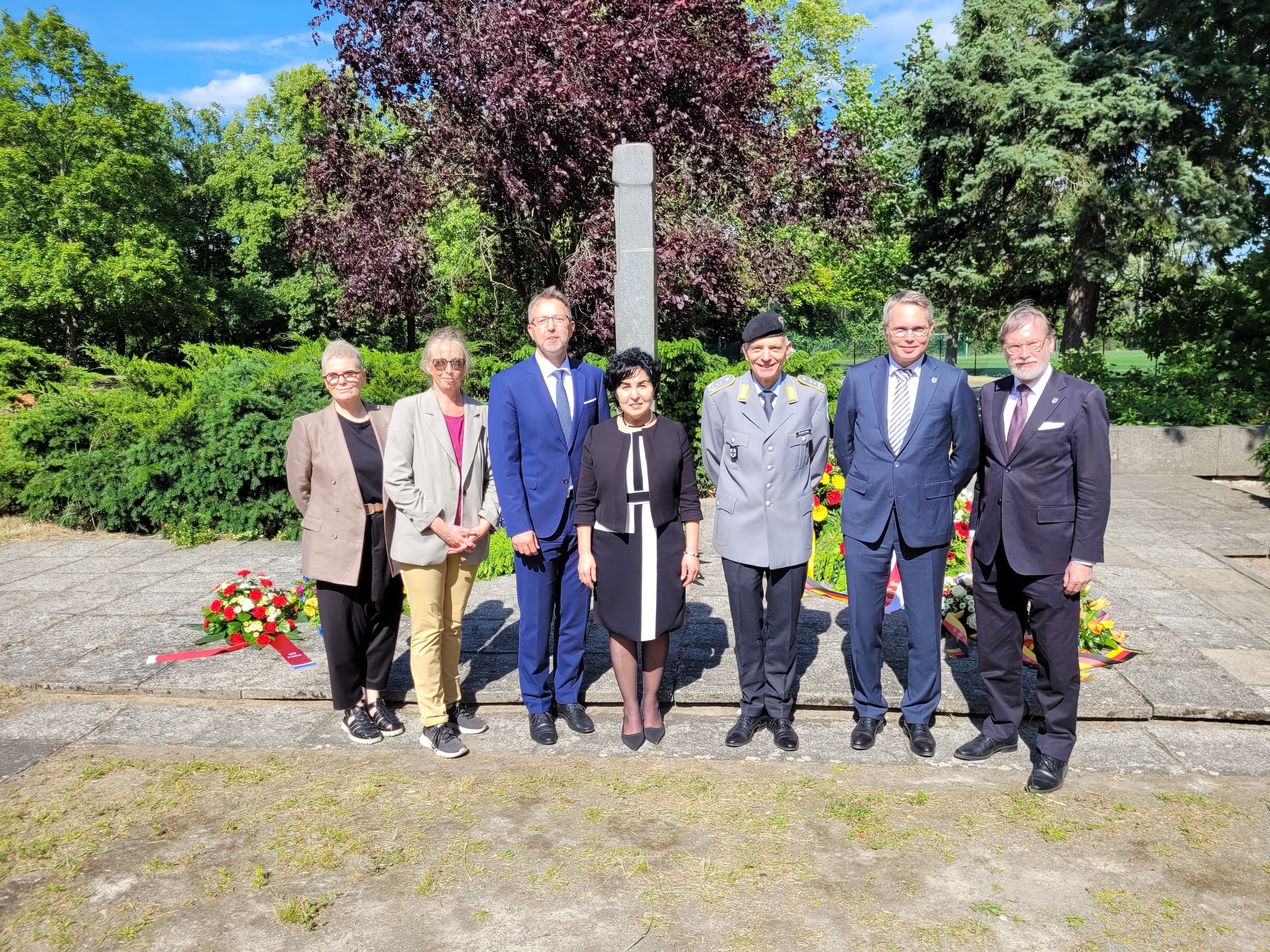 v.l.: Oberhavel-Kreistagsvorsitzende Birgit Tornow-Wendland, BVV-Vorstandsmitglied Angela Budweg, Oberhavel-Landrat Alexander T�nnies, Bezirksb�rgermeisterin Emine Demirb�ken-Wegner, Oberst Zimmermann, Glienickes B�rgermeister Arno Steguweit sowie der Vor