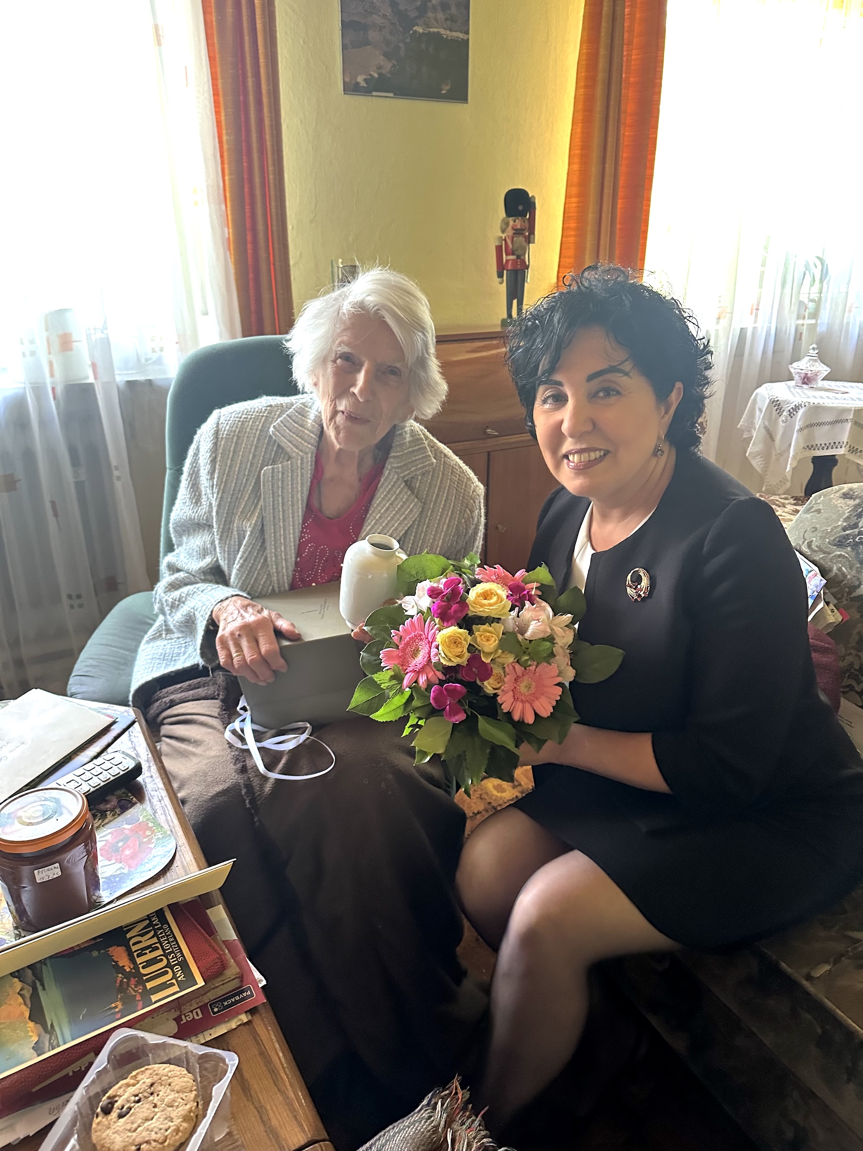 100. Geburtstag Gunhild Martens Gratulation durch Bezirksb�rgermeisterin Emine Demirb�ken-Wegner