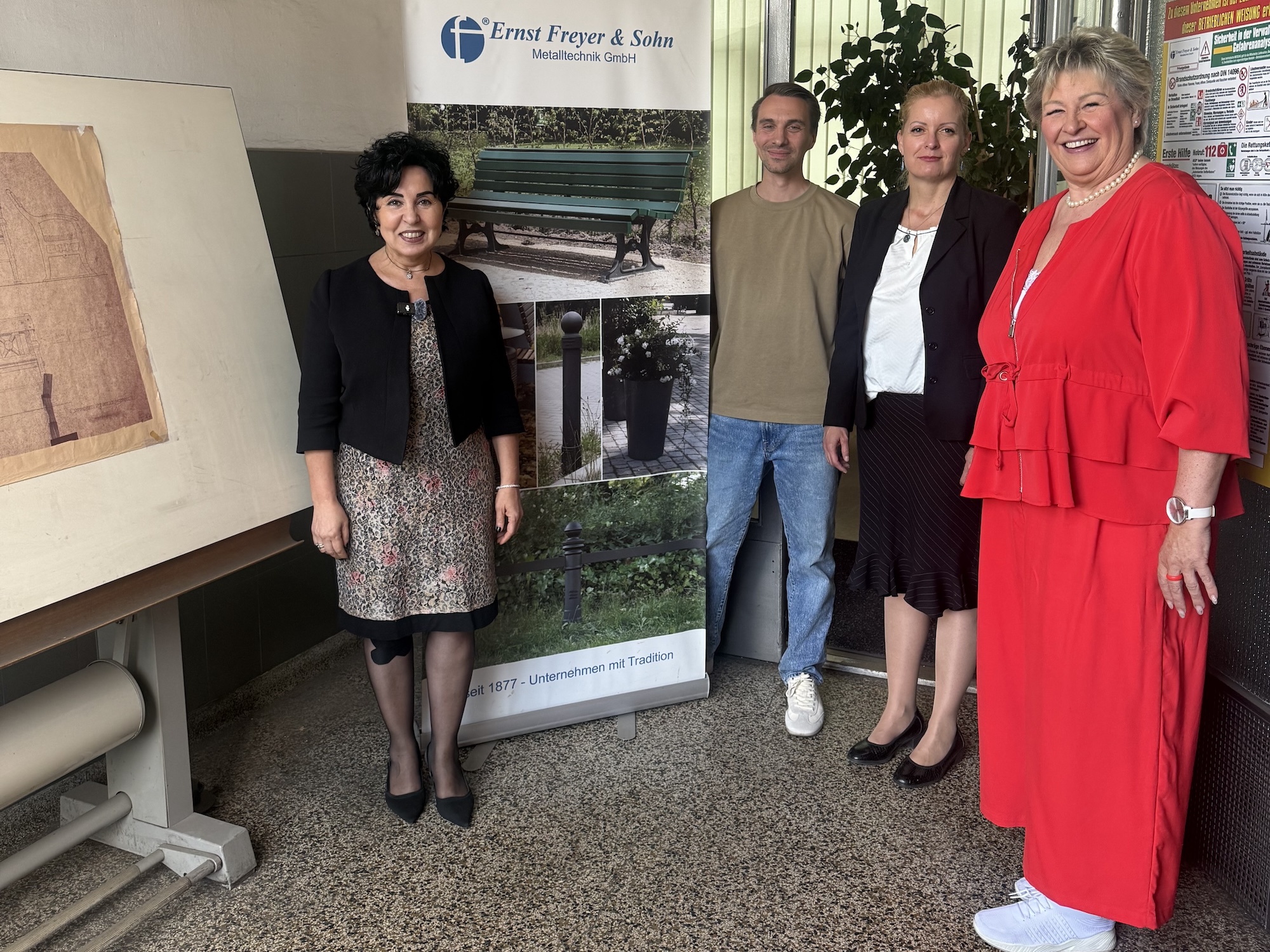 Gemeinsames Gruppenfoto mit Gesch�ftsf�hrer Philip Grahl, Bezirksb�rgermeisterin Emine Demirb�ken-Wegner, Kerstin Hanke von der Wirtschaftsf�rderung und Manuela Lentz, Bezirksverordnete Reinickendorf