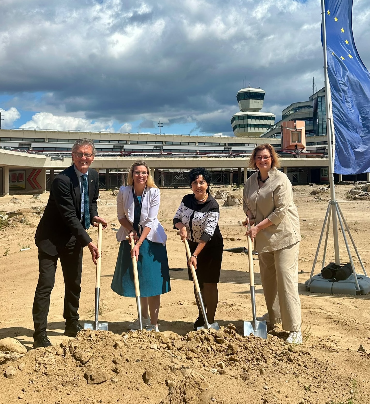 Gemeinsames Gruppenfoto zum Spatenstich v.l.n.r.: Christian Gaebler, Senator f�r Stadtentwicklung, Bauen und Wohnen, Dr. Julia Neuhaus, Pr�sidentin der Berliner Hochschule f�r Technik, Bezirksb�rgermeisterin Emine Demirb�ken-Wegner sowie Dr. Ina Czyborra,