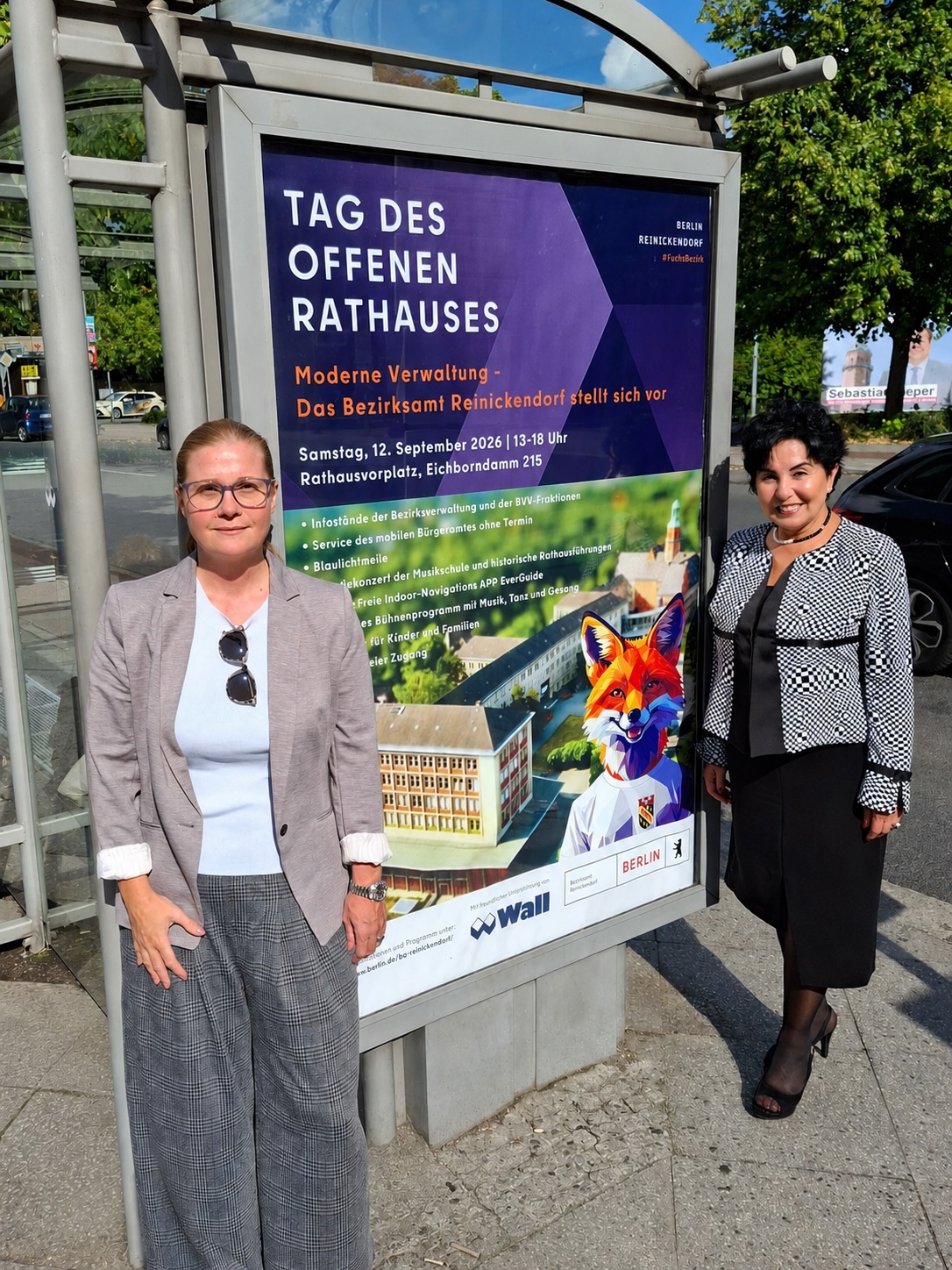 Start der Plakatkampagne zum Tag des offenen Rathauses: Bezirksb�rgermeisterin Emine Demirb�ken-Wegner (re.) und Wall-Regionalleiterin Harriet Vahldieck hoffen auf viele Besucher am 12. September.
