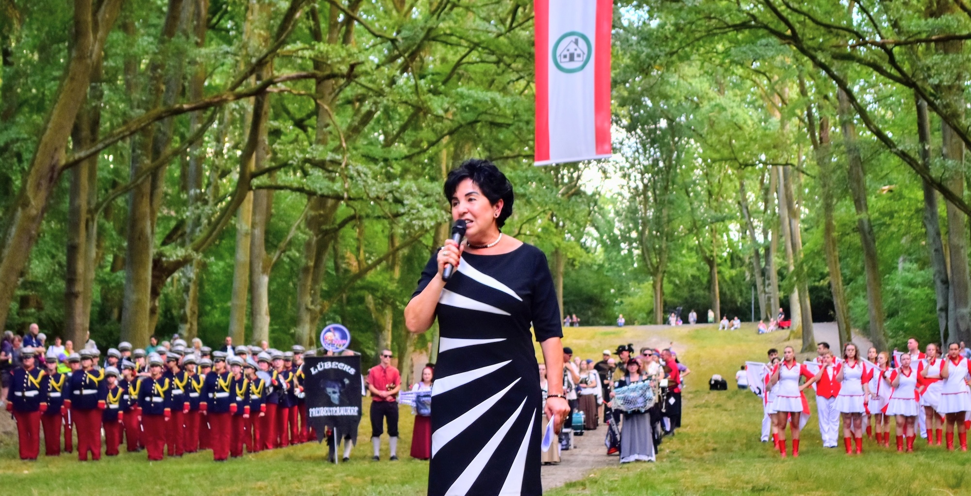Bezirksb�rgermeisterin Emine Demirb�ken-Wegner w�rdigt Ehrenamt und Zusammenhalt beim Schollenfest 2026 � Th. English