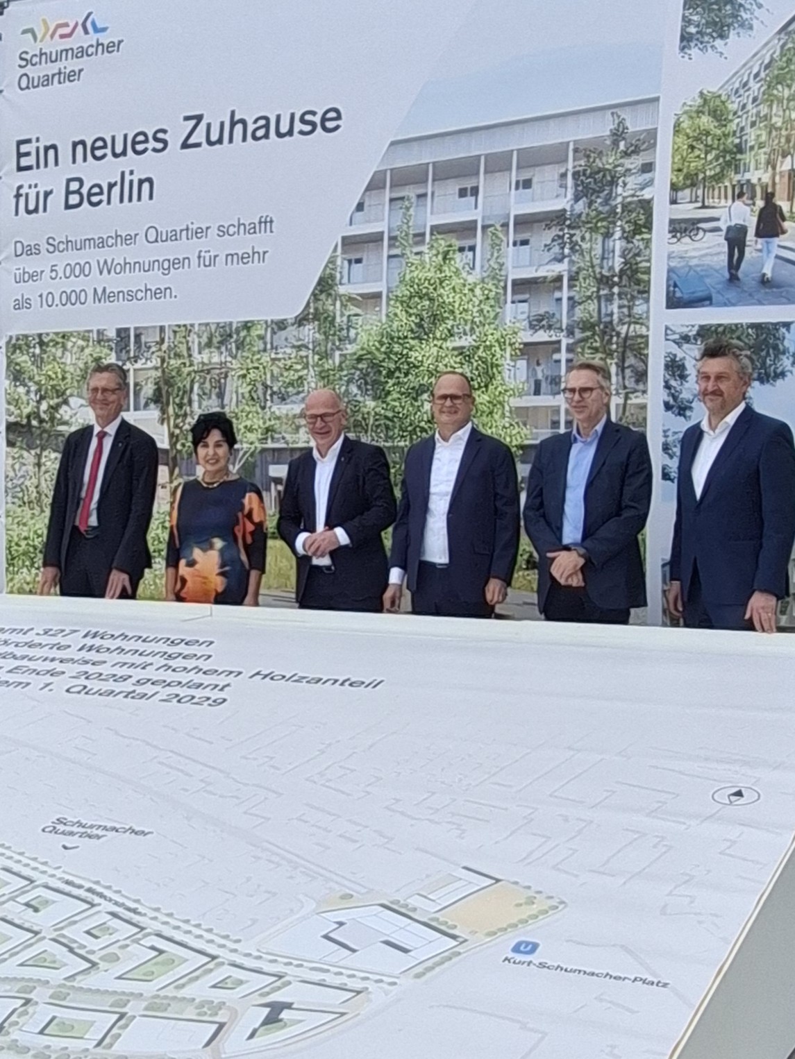 Gemeinsames Gruppenbild zum heutigen Spatenstich f�r den Wohnungsbau im Schumacher Quartier auf dem Gel�nde des ehemaligen Flughafens Tegel