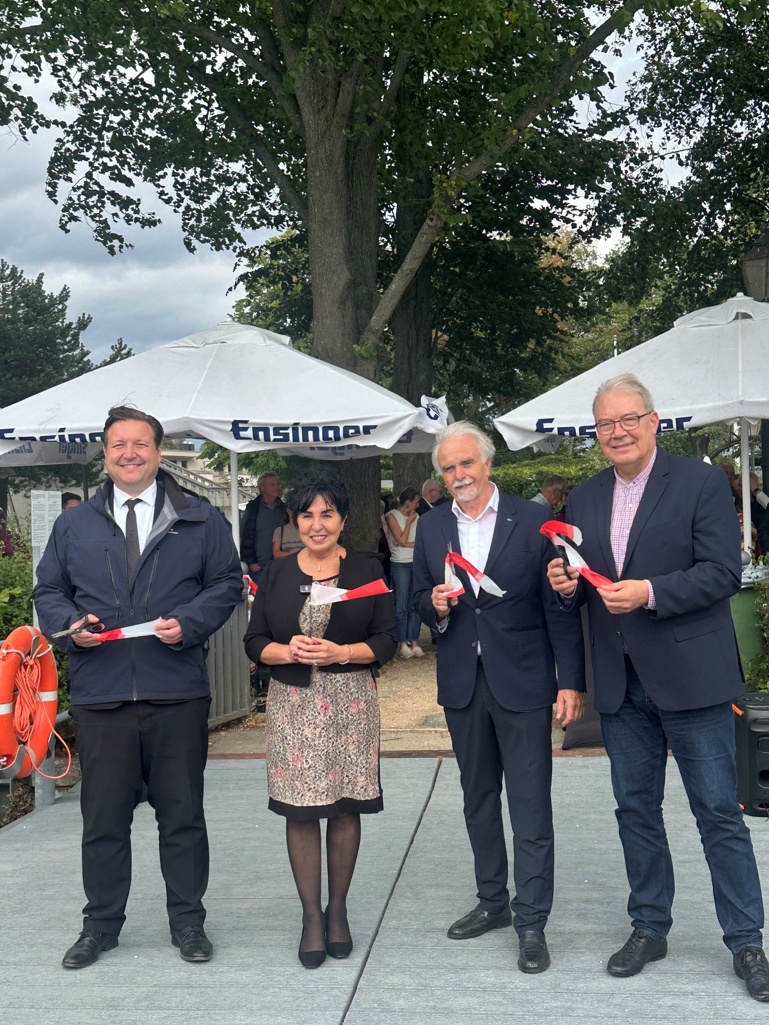 (v.l.n.r.) Feierliche Er�ffnung des Sportbootanlegers mit Bezirksstadtrat Sebastian Pieper, Bezirksb�rgermeisterin Emine Demirb�ken-Wegner, Vorstandsmitglied des Tourismusvereins Berlin-Reinickendorf e.V. Christan Garbrecht und Bezirksstadtrat Harald Musc