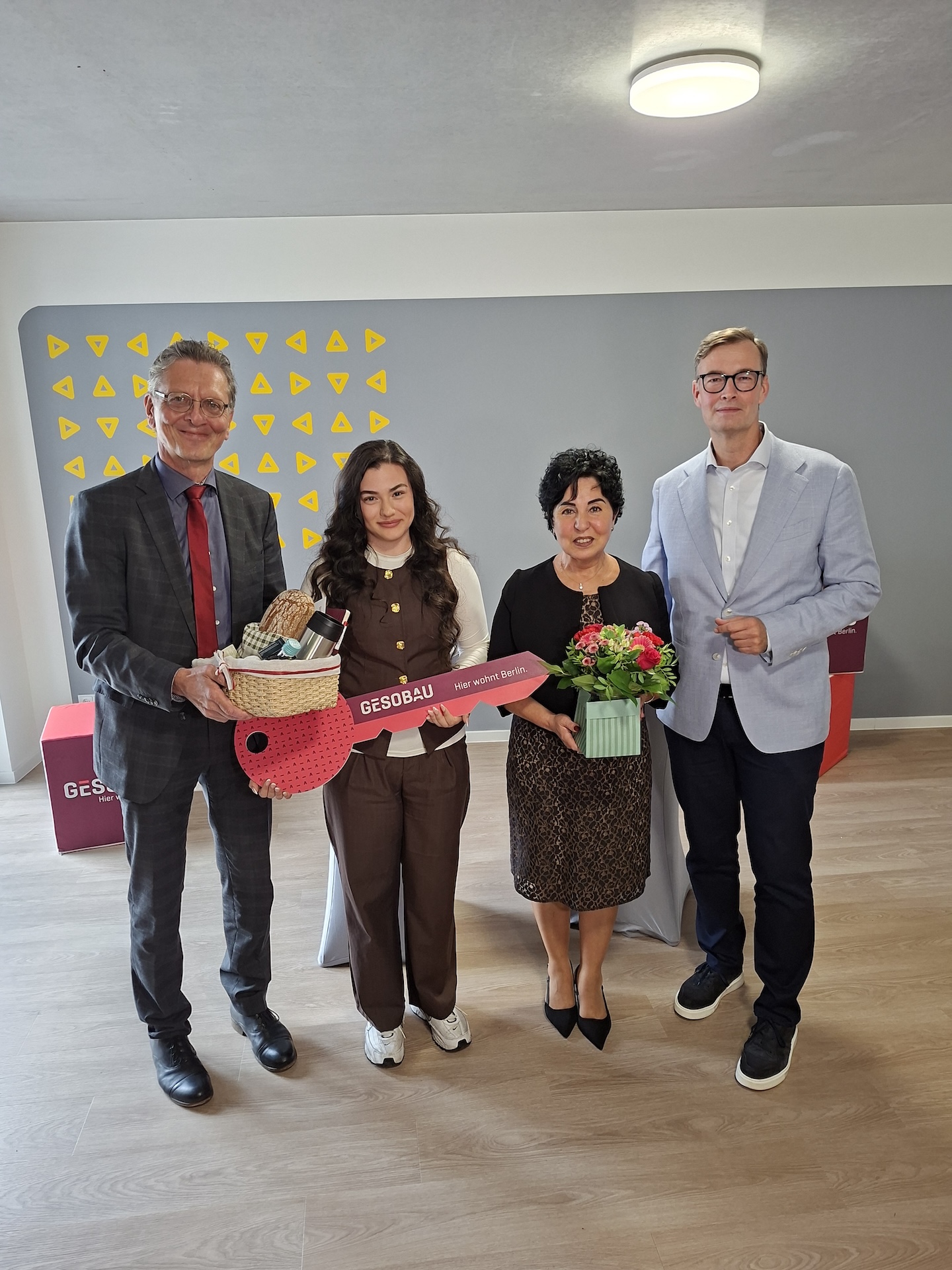 Schl�ssel�bergabe durch Christian Gaebler, Senator f�r Stadtentwicklung, Bauen und Wohnen, Reinickendorfs Bezirksb�rgermeisterin Emine Demirb�ken-Wegner , Lars Holborn, Vorstandsmitglied der GESOBAU AG an einer der ersten Mieterinnen.