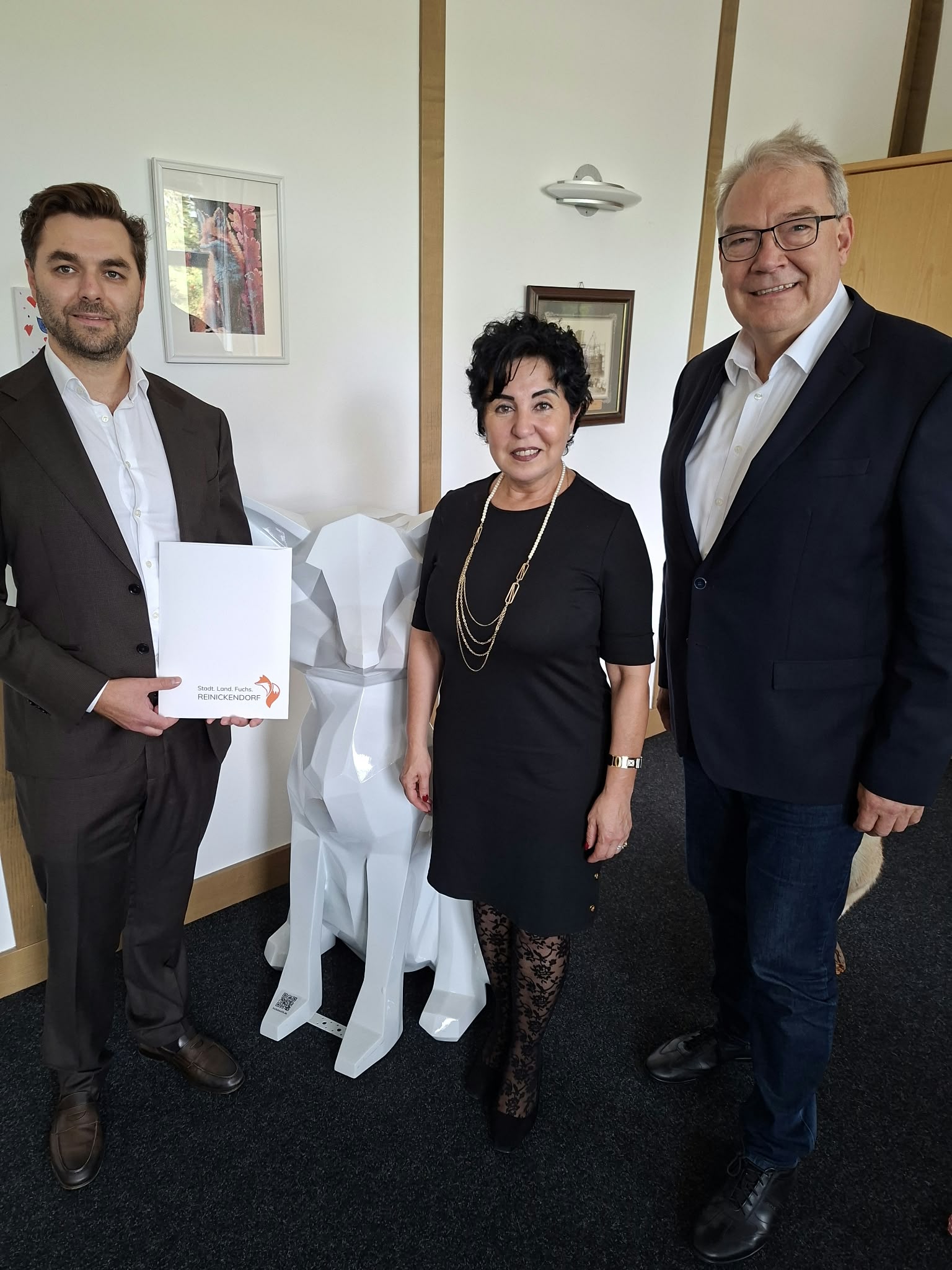 Gemeinsames Gruppenbild zur vorl�ufigen Besitzeinweisung des Grundst�ckes im Rallenweg 2 mit Josef Gordon, Gesch�ftsf�hrer J�dische Gemeinde Chabad Berlin, Bezirksb�rgermeisterin Emine Demirb�ken-Wegner und Harald Muschner, Bezirksstadtrat f�r Facility Ma