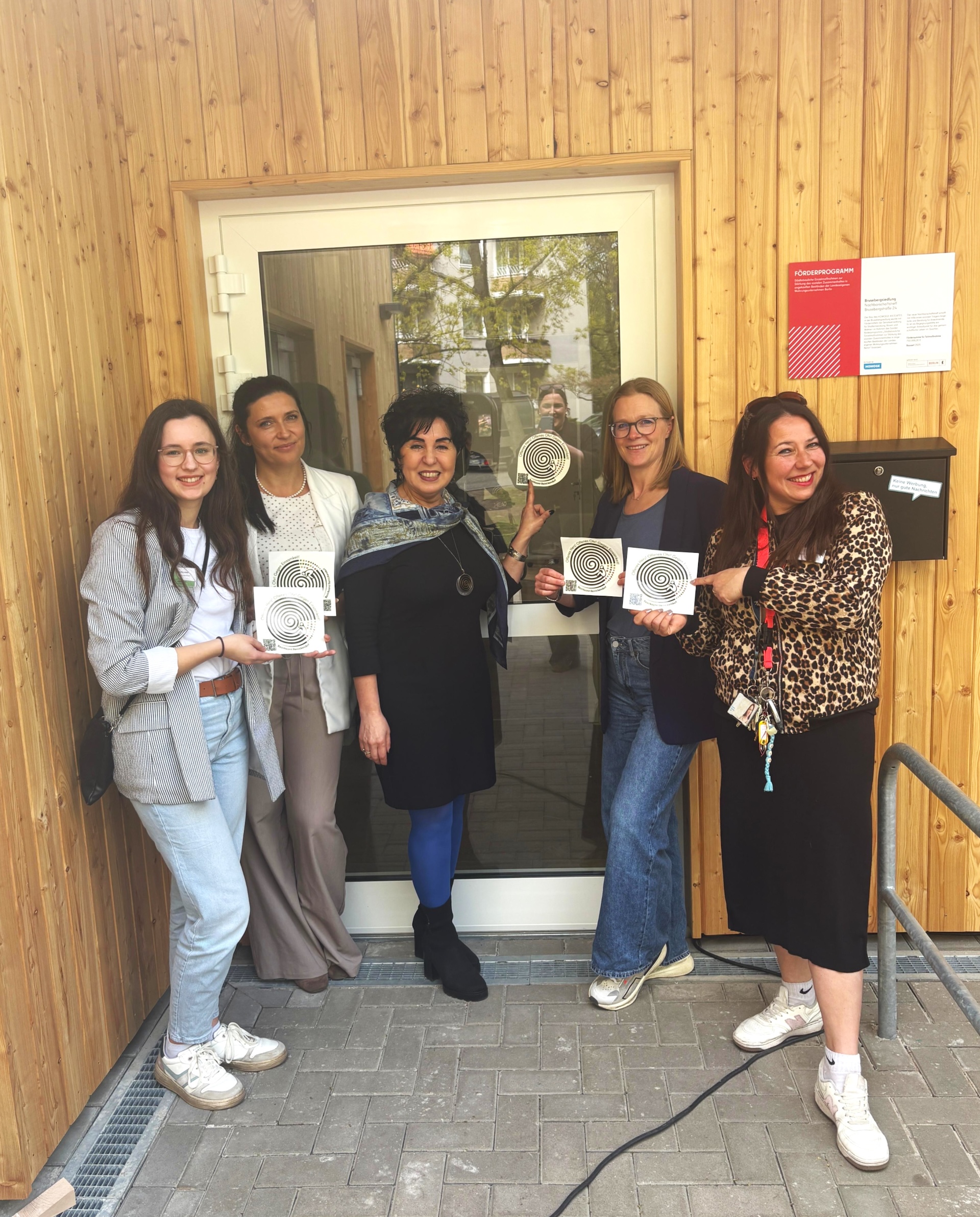 Das �Brusi-Team� mit Stickern der Einsamkeitskampagne, hier mit Bezirksb�rgermeisterin und Einsamkeitsbeauftragten